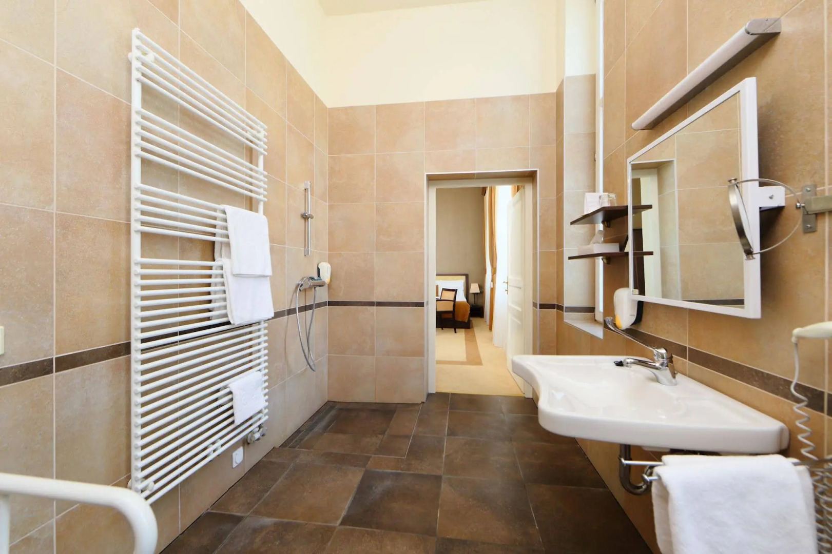 Ipoly Residence - Executive Hotel Suites