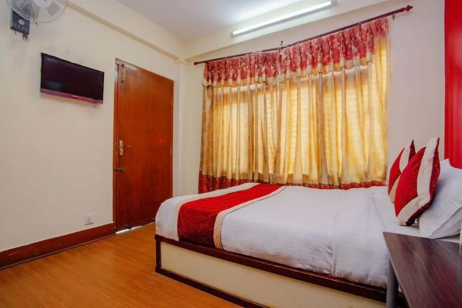 Oyo 472 Hotel Tapowan And Restaurant