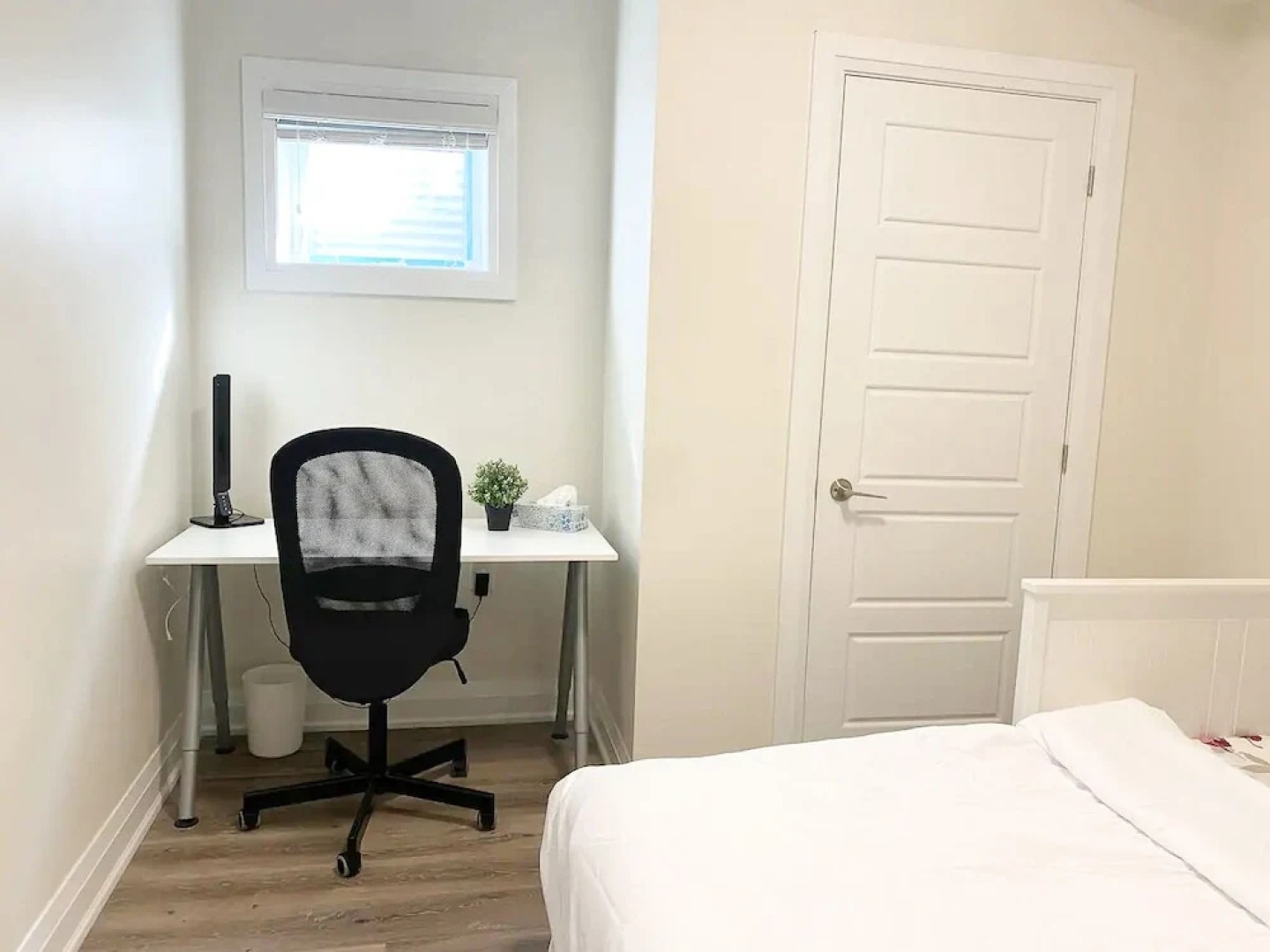 Brand New Basement Apt next to Beach & Go Train