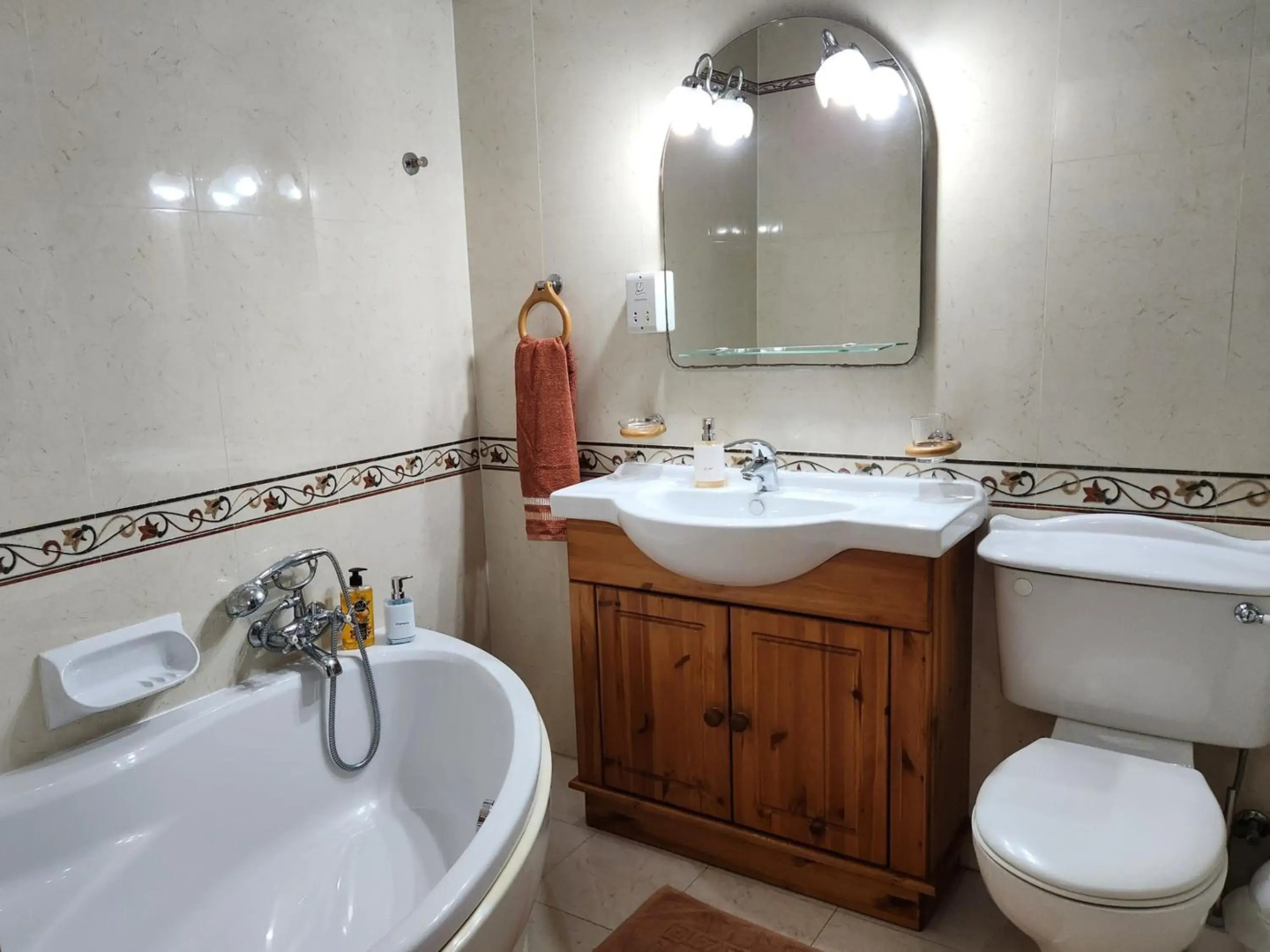 Seafront Apartment - Wifi - Sleeps 5 - Fl2