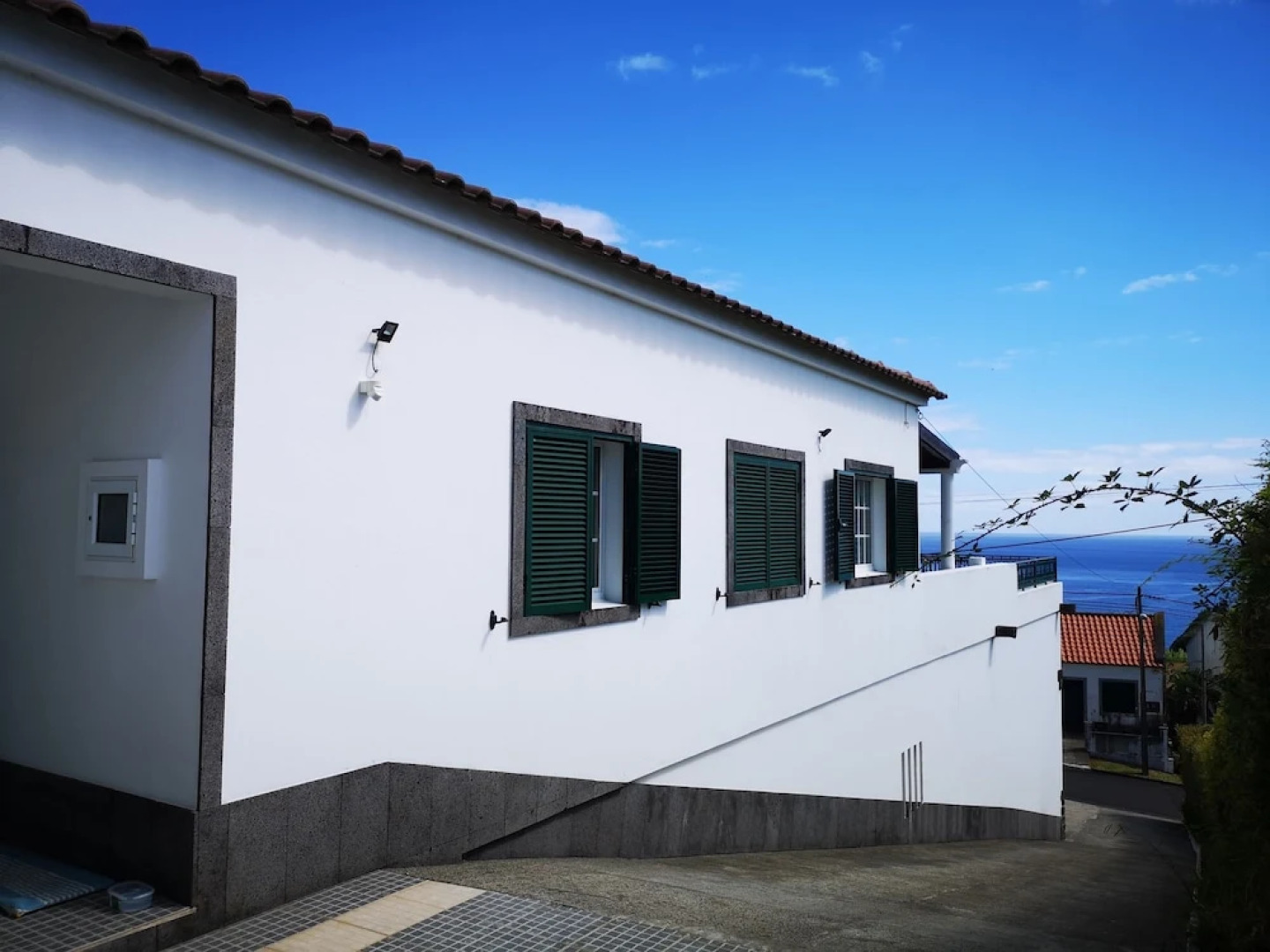 Holiday Home 2 Minutes From the Beach and Close to Major Tourist Attractions!