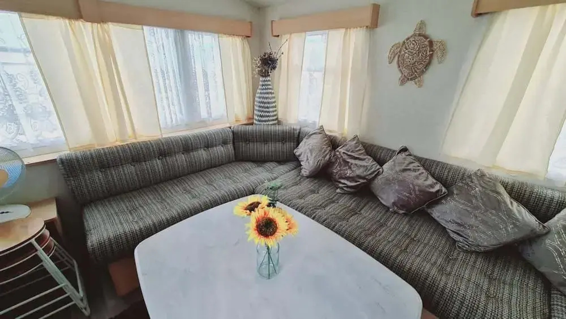 3-bed Cabin, Sleeps 6 With Pool & 5 Mins to Beach