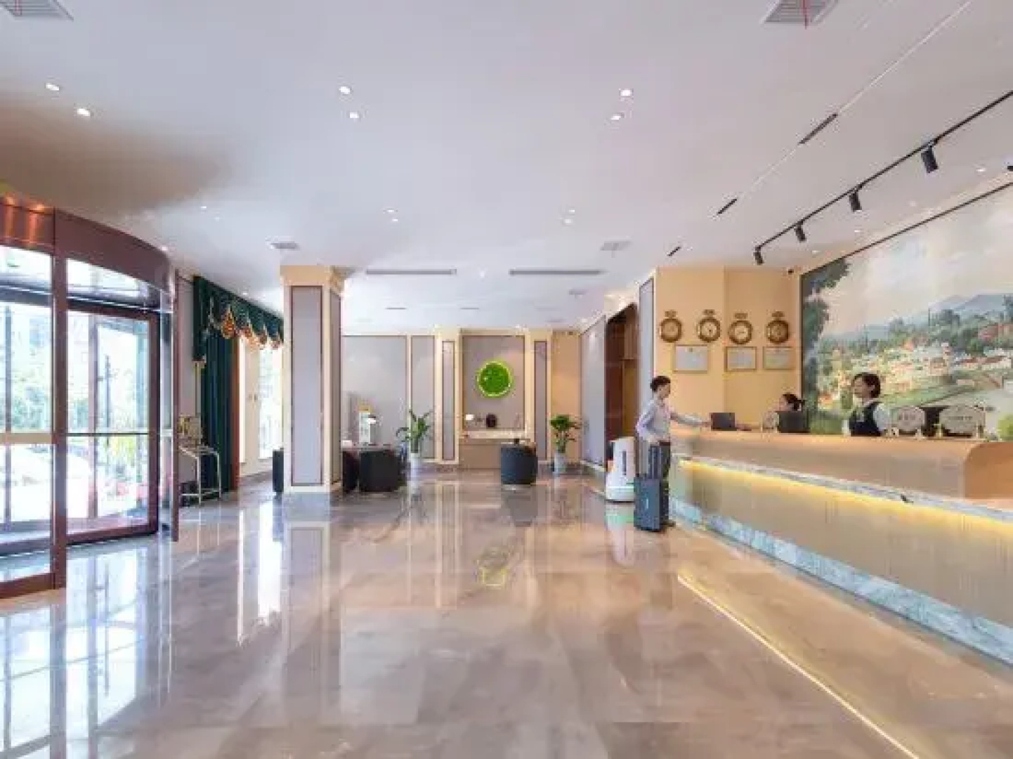 Vienna 3 Best Hotel (Yangxin High-Speed Railway Station Guanggu Square)
