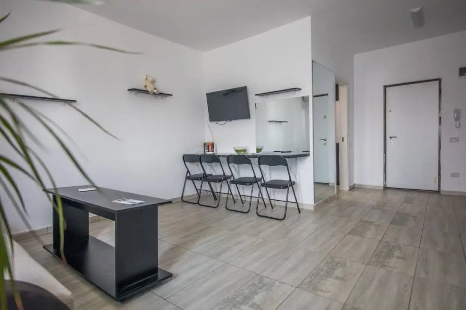 Impeccable 1-bed Studio in Roșu