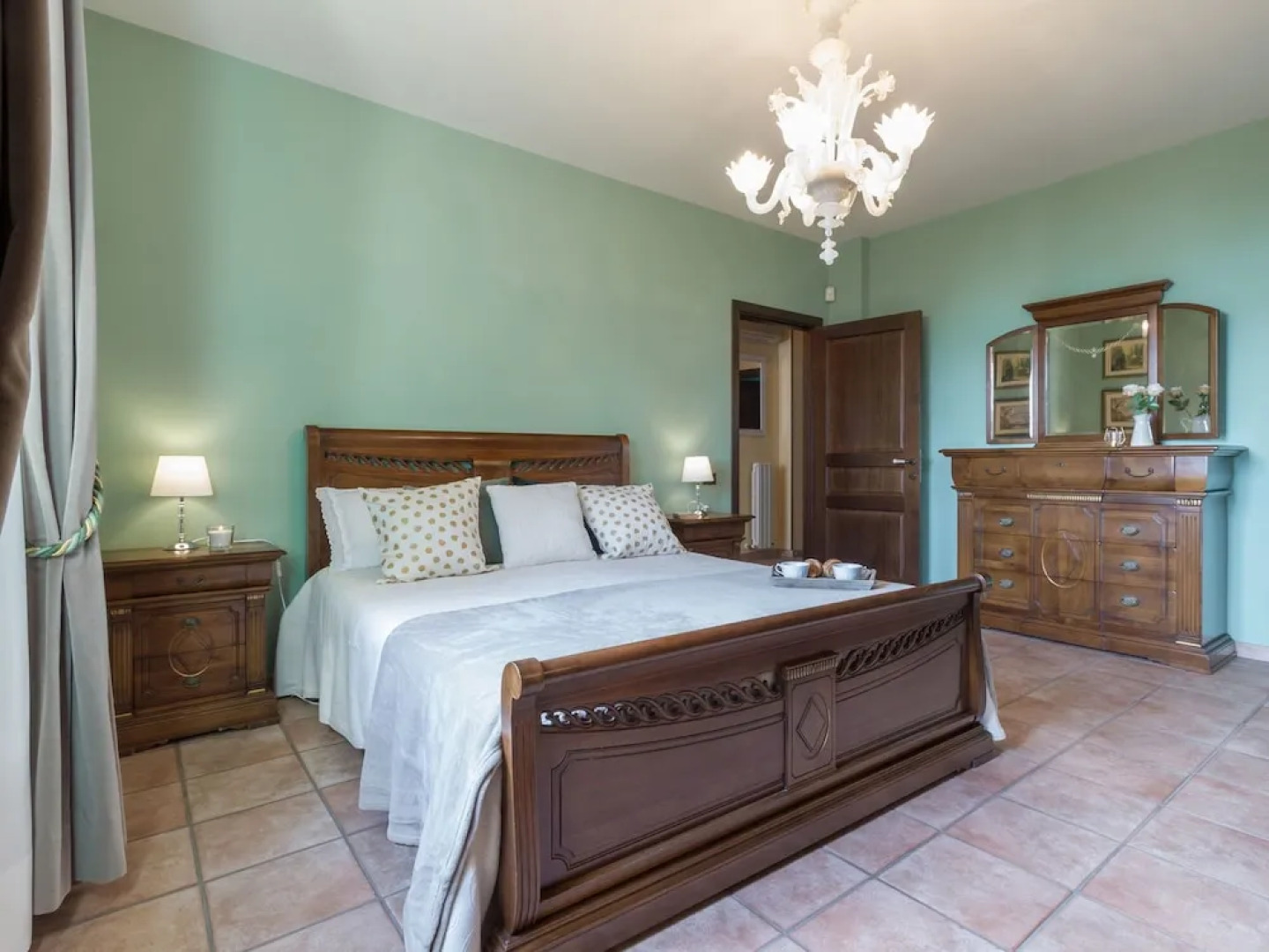 Beautiful Villa With Private Swimming Pool and Close to the sea