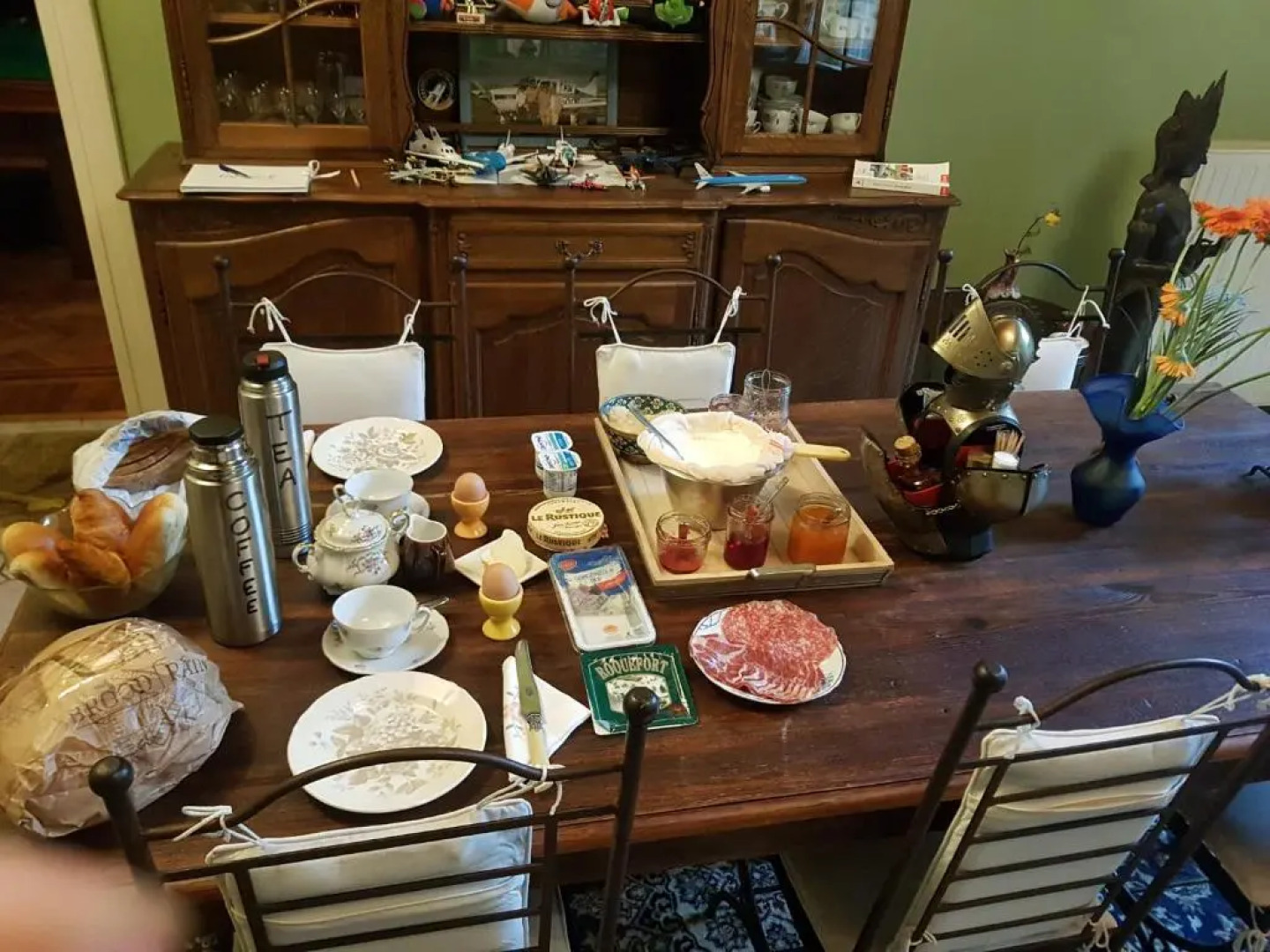 Château Lambert Hotel-Resto-Parking-Shuttle, a 1 ha green Oasis at 8 min from CRL Airport without any noise