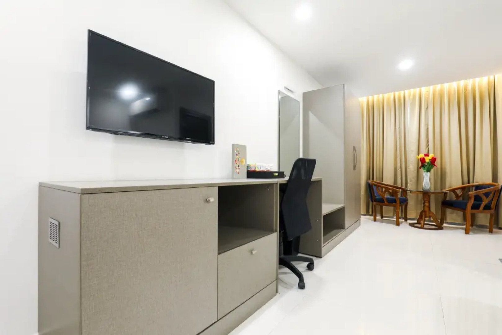 D Suites by OYO Rooms