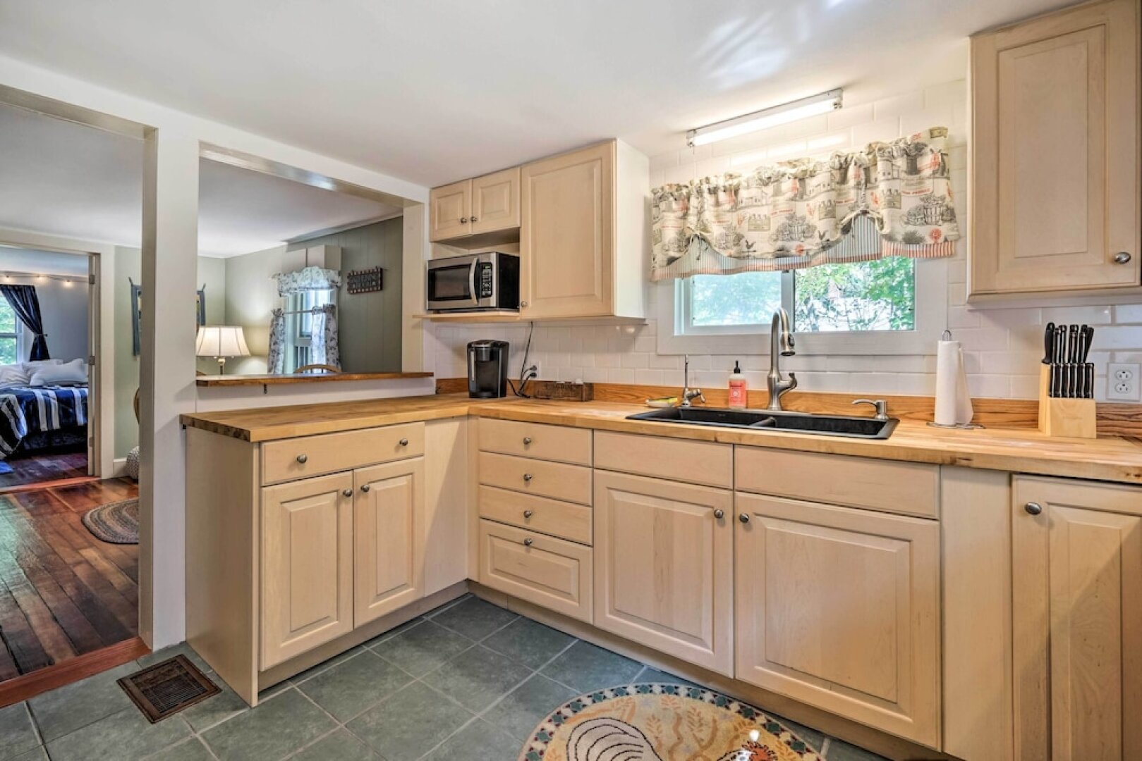 Londonderry Retreat ~ 3 Mi to Lowell Lake!