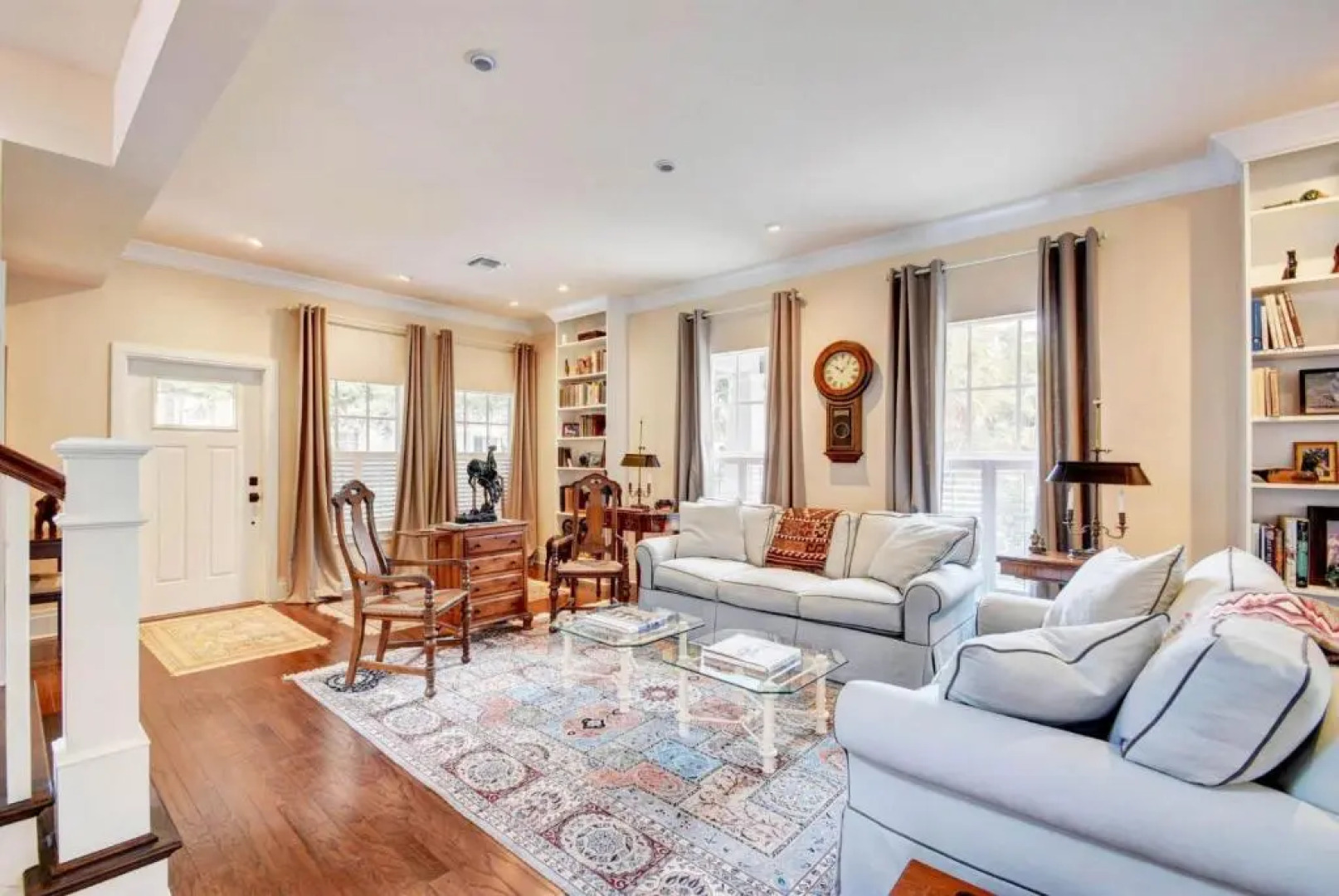 Grey Mist Modern 3bd 2ba on Quiet Street