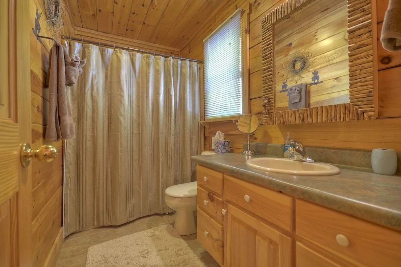 Thunder Falls- Cabin Perched Over 10ft Waterfalls!