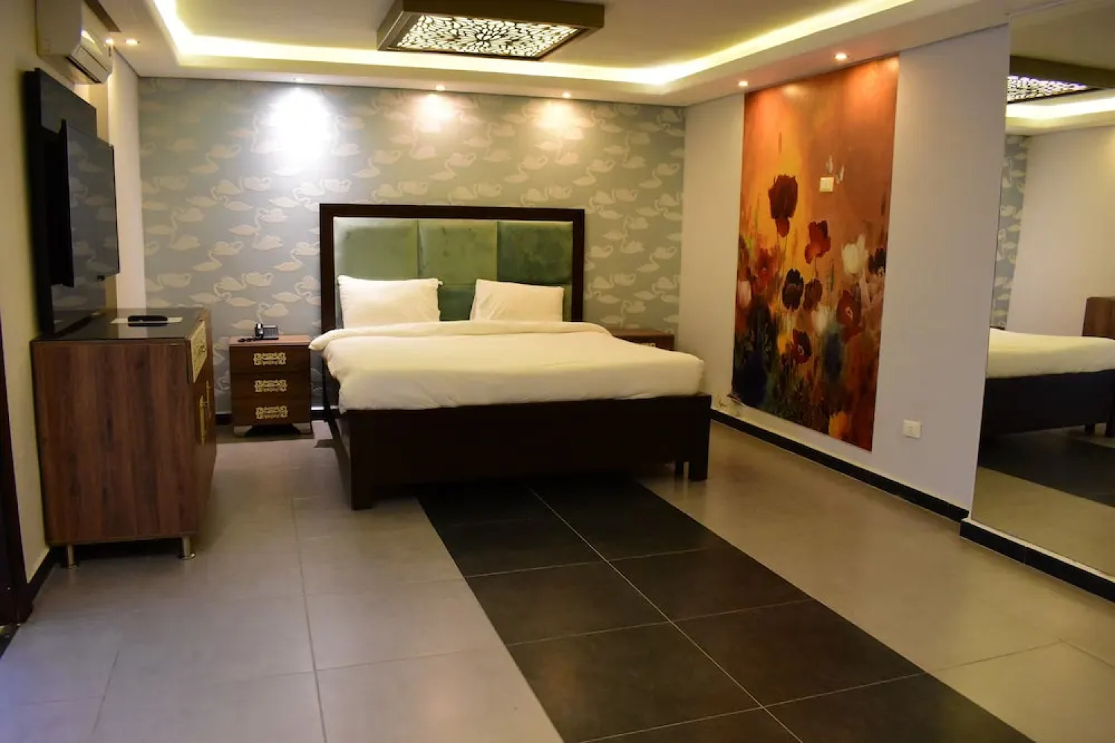 Crown Royal Hotel Tyr