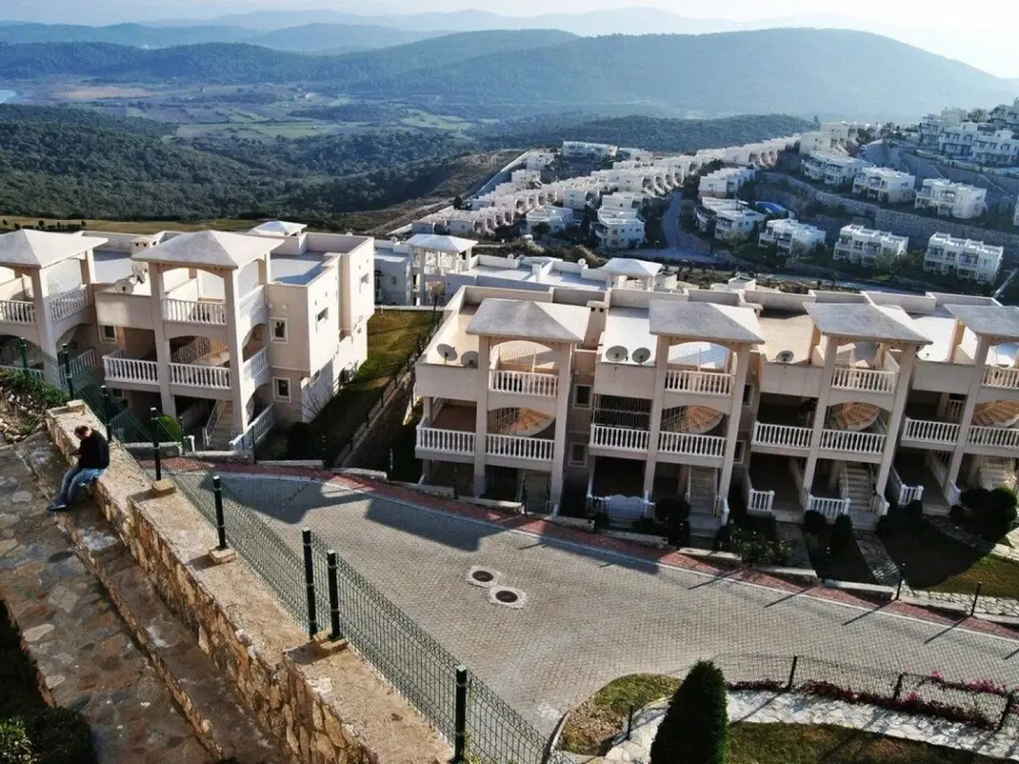 1 Bedroom Apartment Lake View 6 by Likya Global