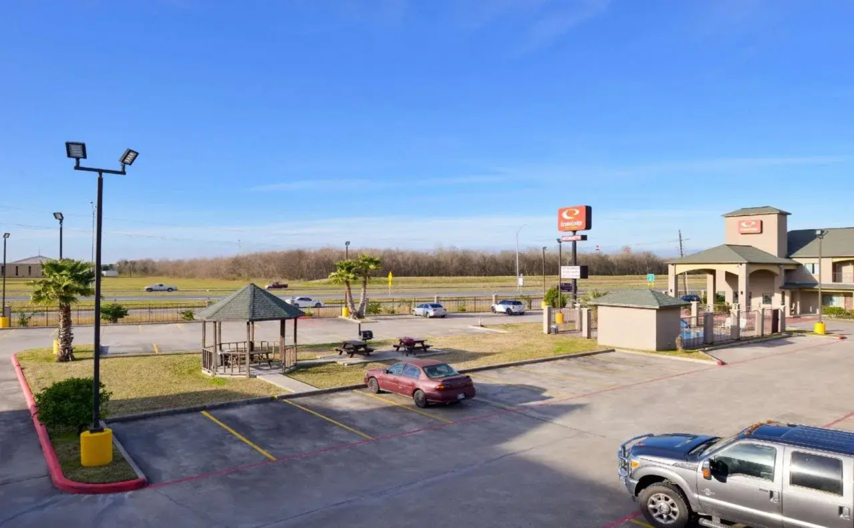 Econo Lodge & Suites