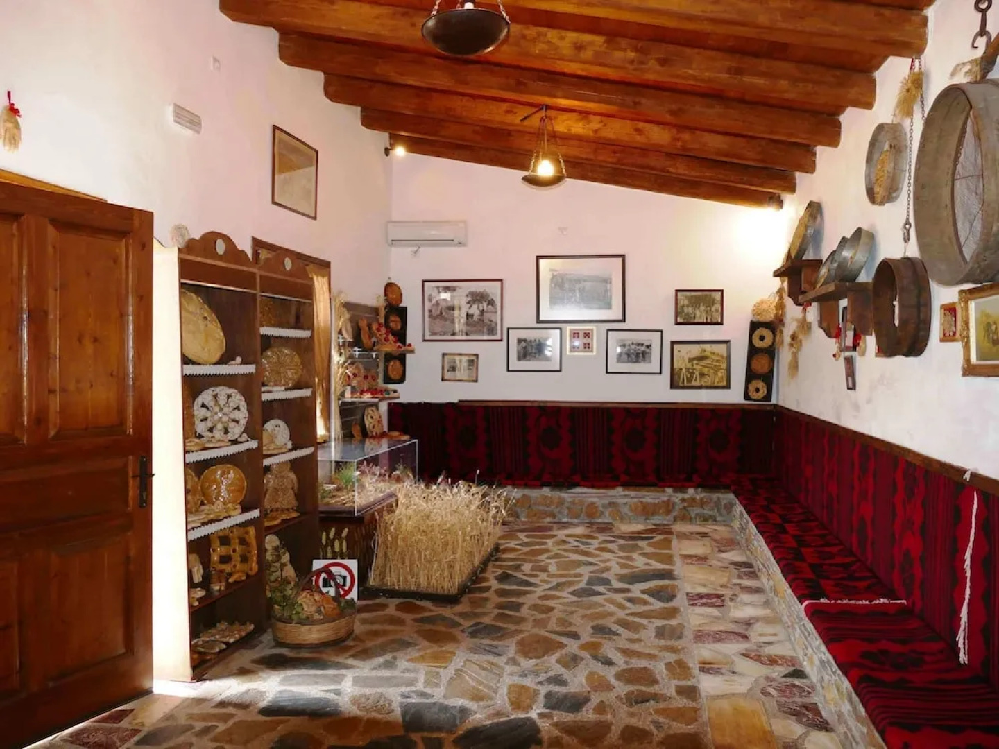 Home With Small Pool Near Athens, Easily Accessible by Public Transport