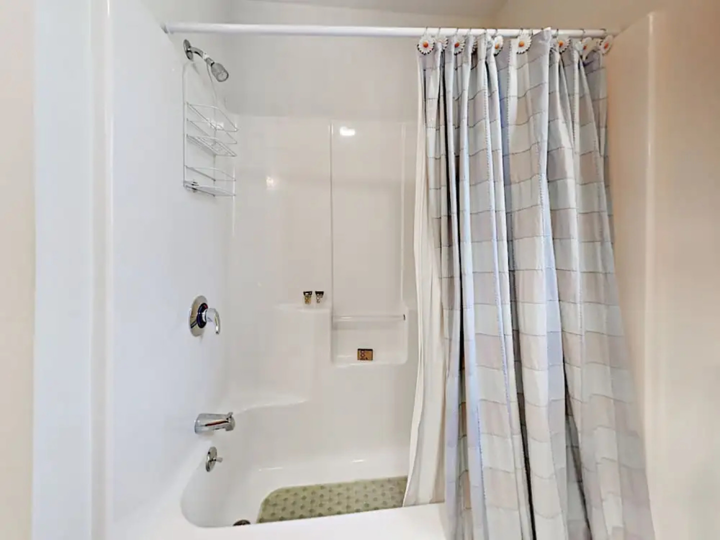 79 Middle Rd Home 3 Bedrooms 2.5 Bathrooms Home