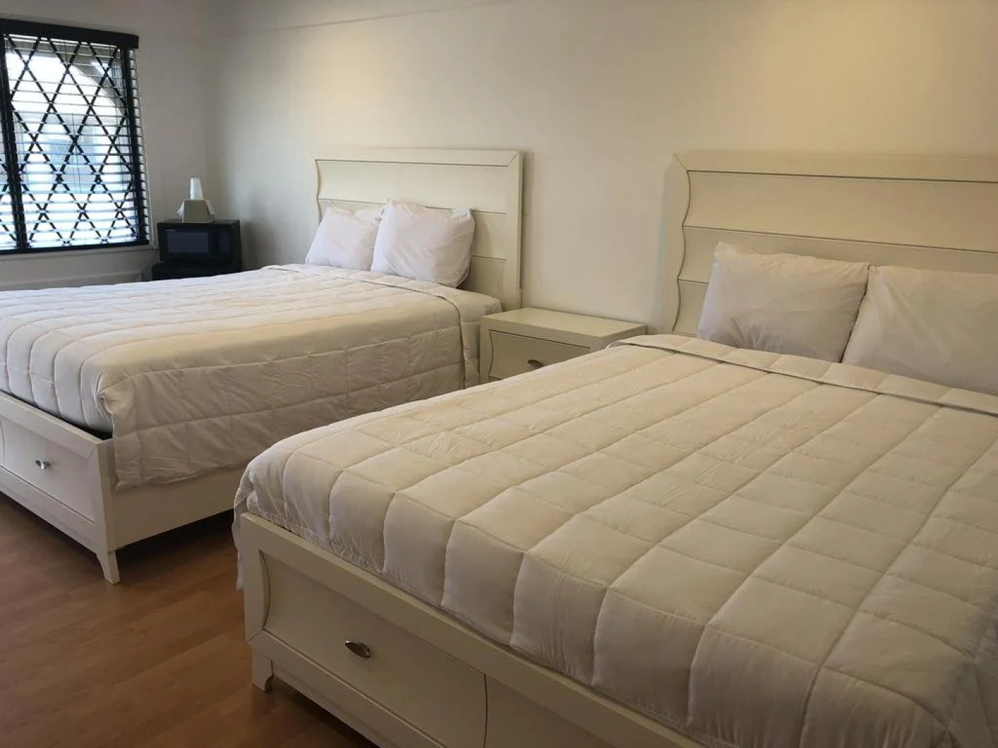 Spinnaker Inn of Naples