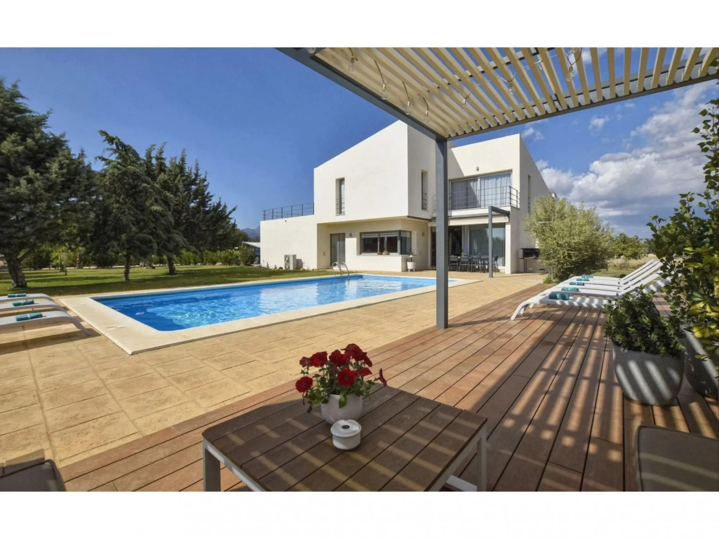 Recently Built Country House in a Minimalist Style, Private Pool Detached