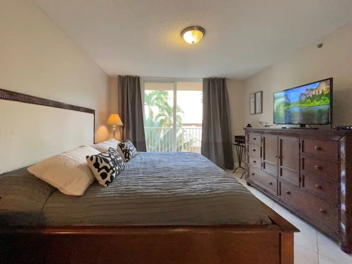 Exclusive Condo 10 Min to the Beach