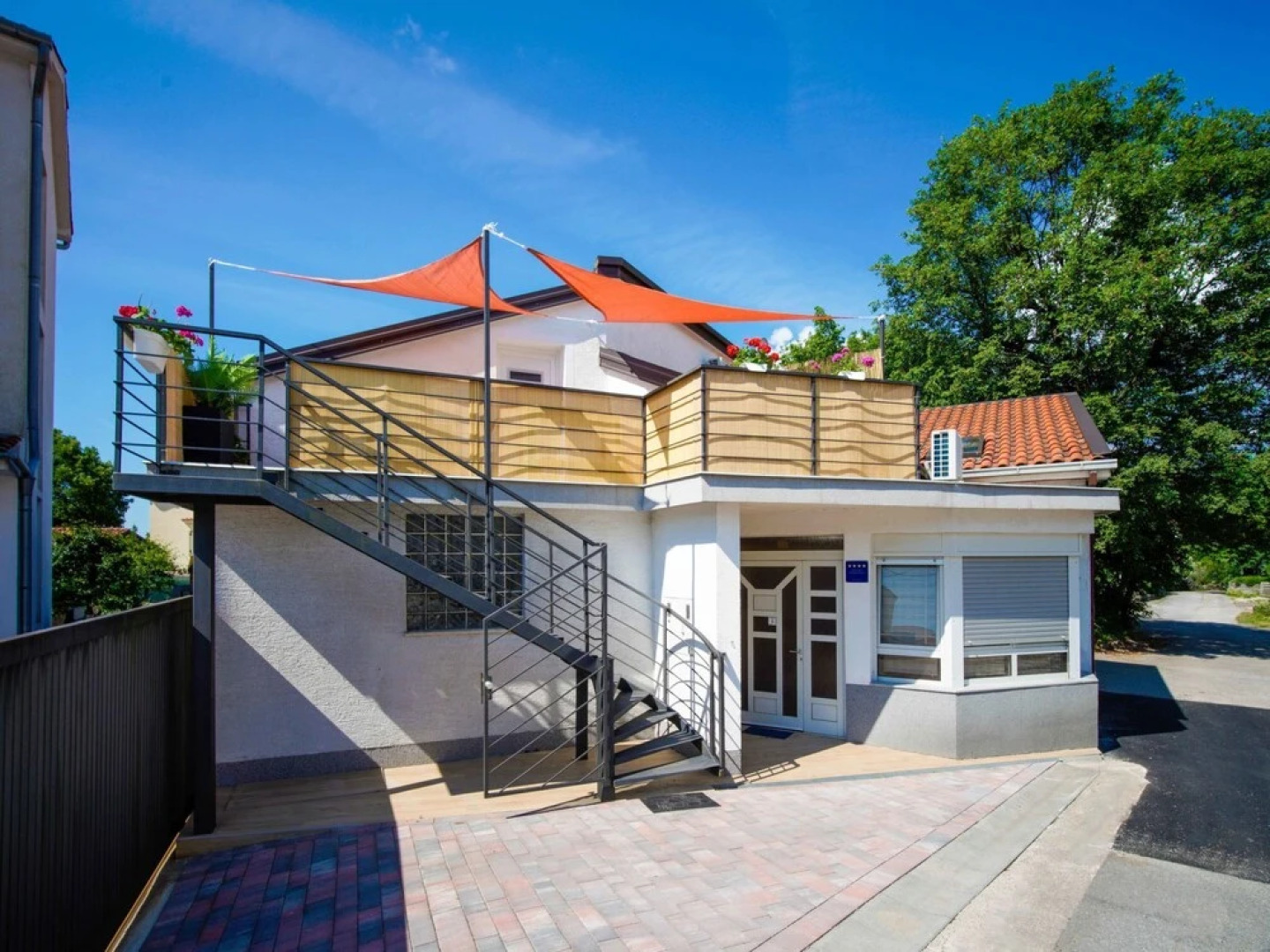 Ena 1 Trinajsti i in Trinajsti i