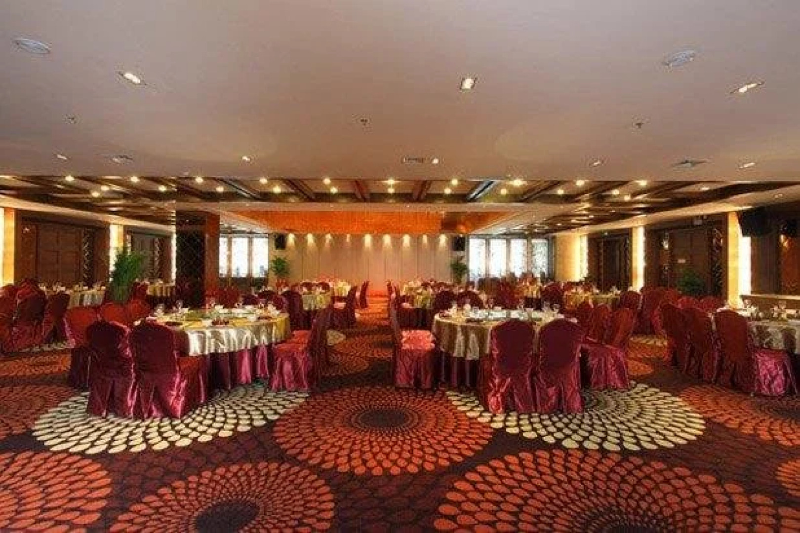 Xinyang East Earl Hotel