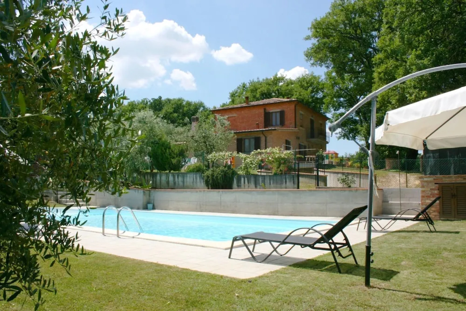 Wonderful Private Villa With Private Pool, TV, Pets Allowed and Parking, Close to Montepulciano