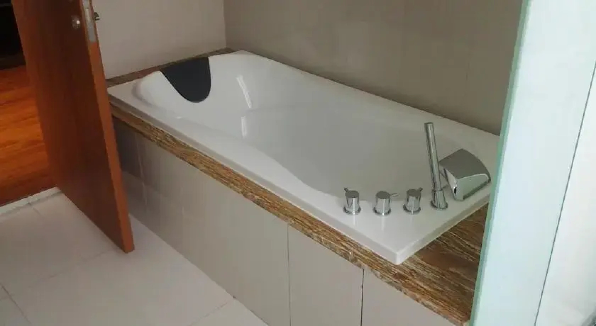 Greenlane Luxury Condominium