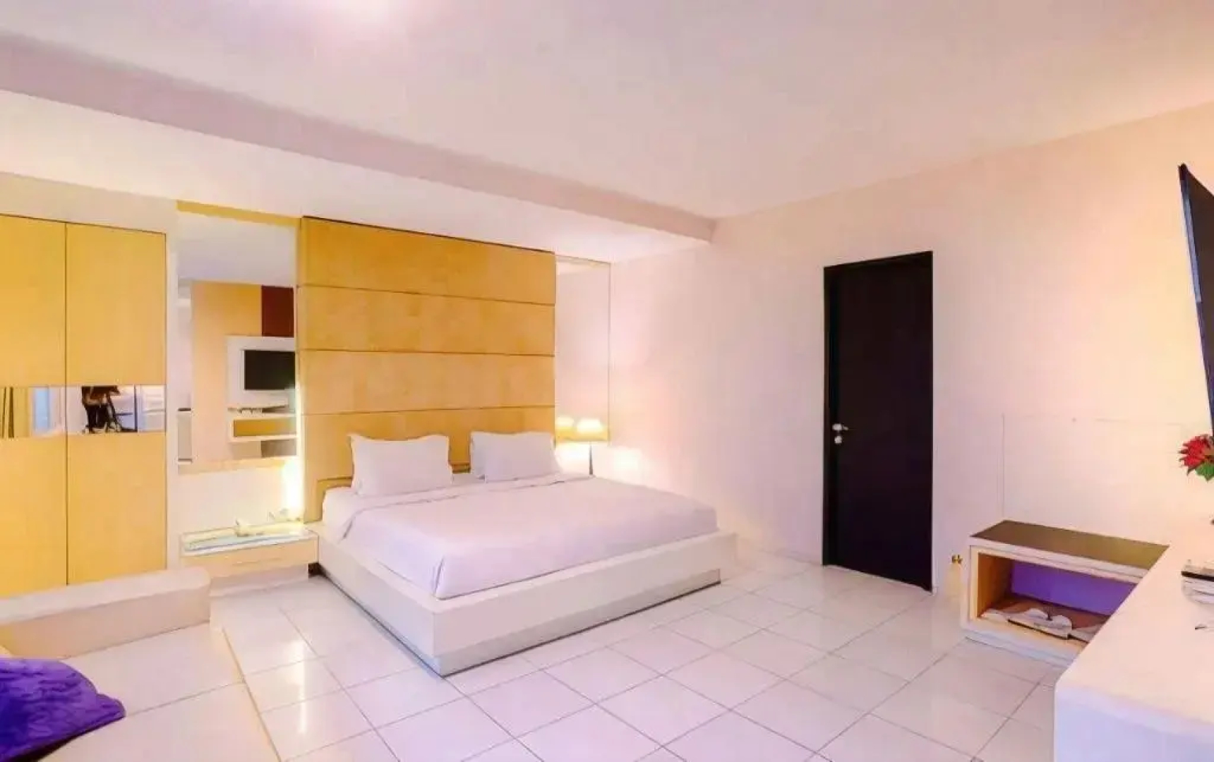 Royal Hotel n' Lounge