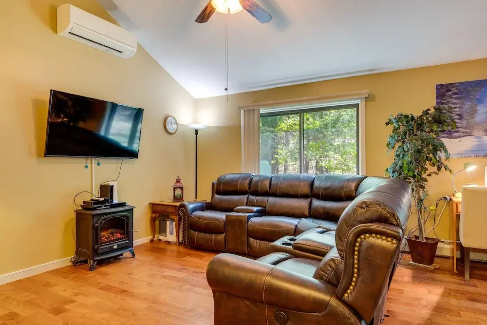 Bartlett Townhome w/ Balcony: 1 Mi to Ski Resort!