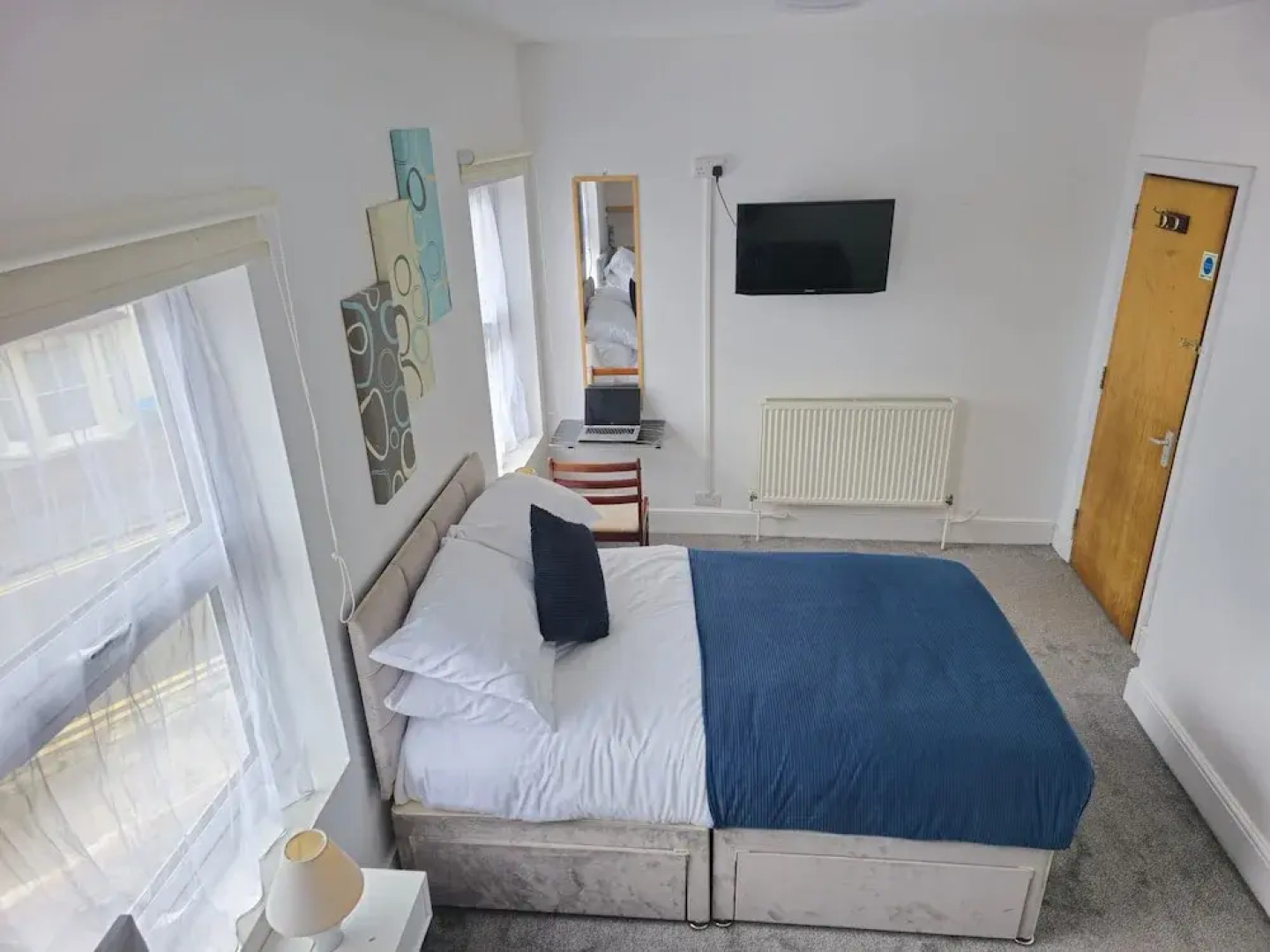 PRIVATE ROOMs In TOWN CENTRE FREE PARKING WIFI AND PATIO WITH AA STAY LTD