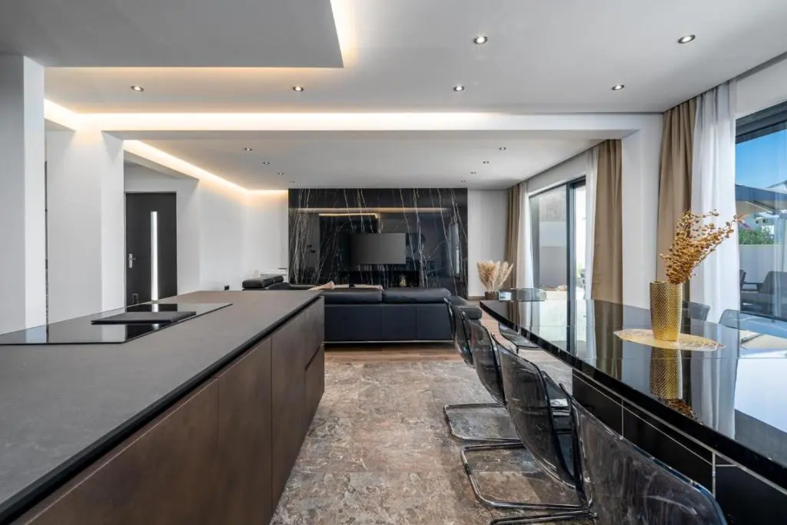 NEW! Villa Lady Maris with heated private pool, 5 en-suite bedrooms, 70m from beach