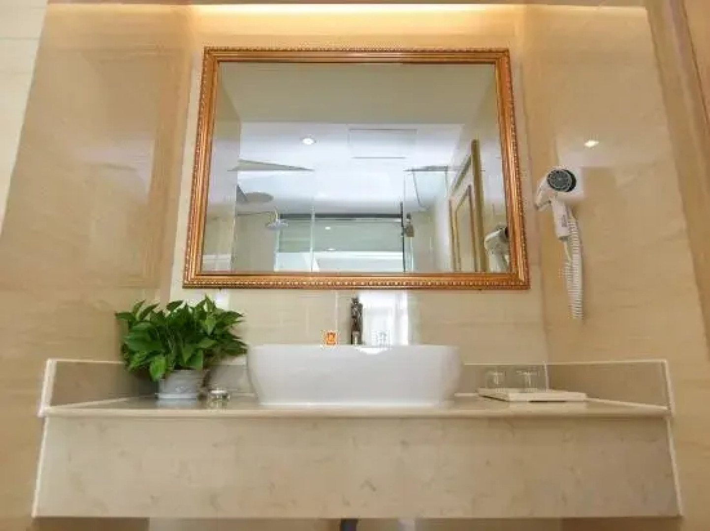 Vienna Hotel (Shou County Jingrun Central City)