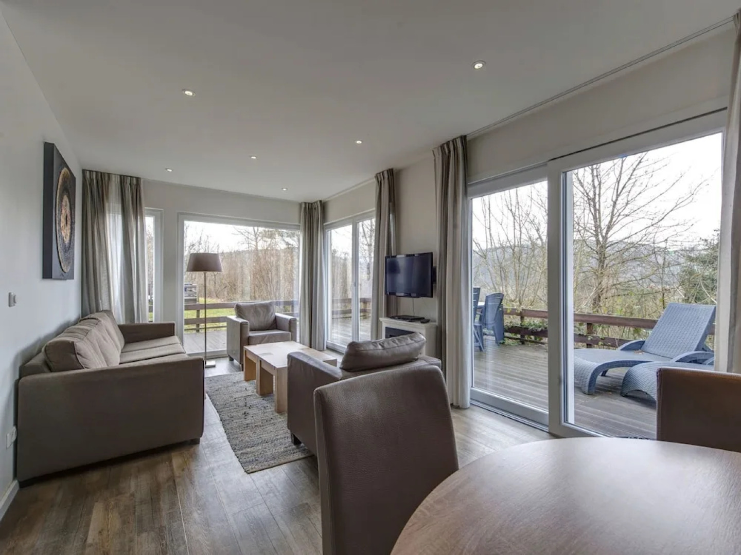 Detached Bungalow with Washing Machine near Lake