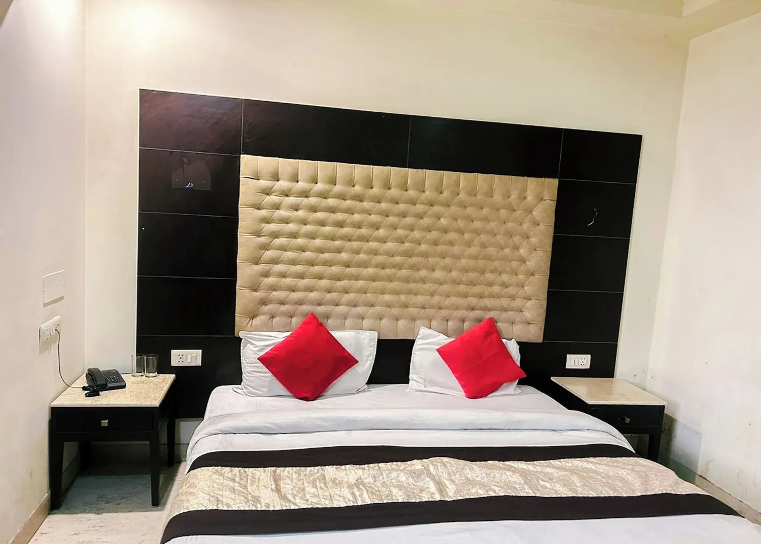 The Metropolis Guest House Near RK Ashram Metro Station