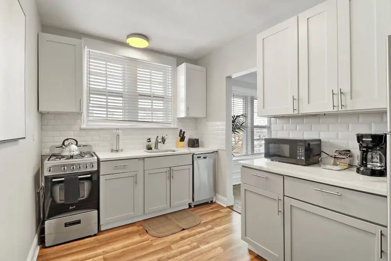 Chic 2BR Apt in Skokie - Elm 3A