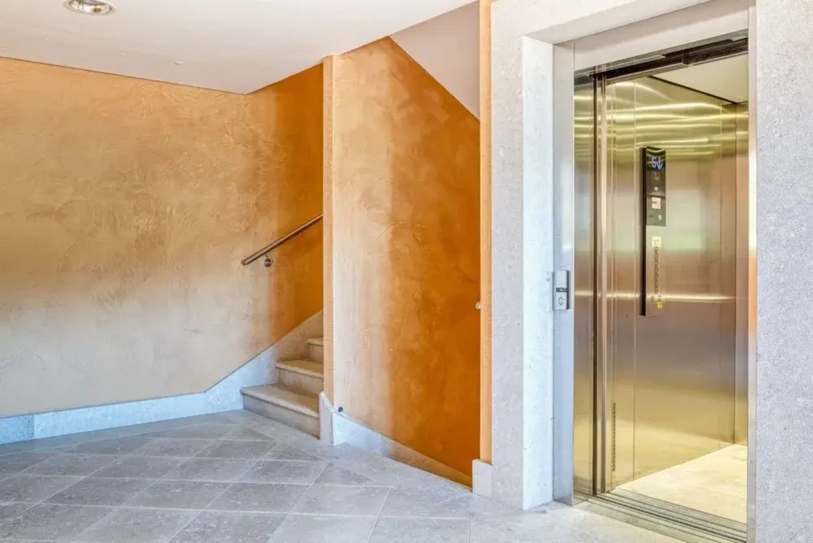 The Lady in Red Studio Flat with Sea View Terrace