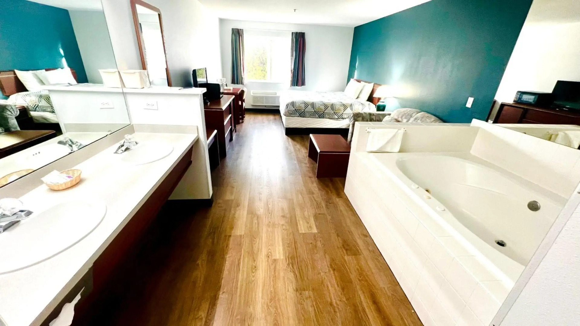 Studio 6 Suites Portland OR- I-5 OHSU