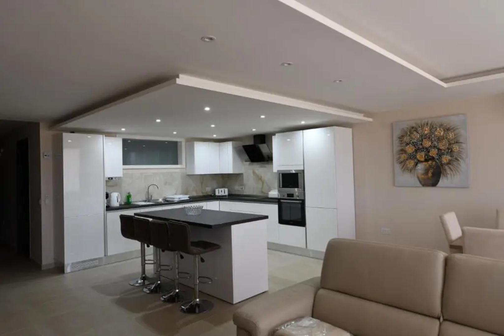 Wileg 4B Luxury Two Bedroom Apartment with Shared Swimming Pool.