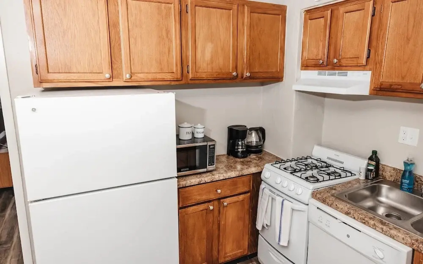 Convenient Apt W/shopping, Dining & Freeways