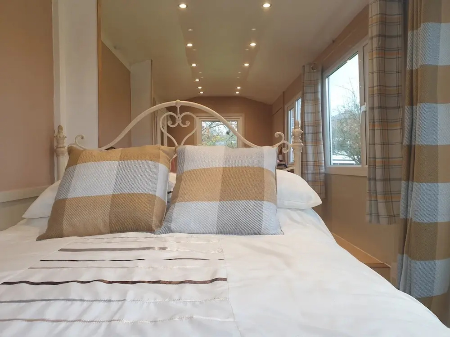 Shropshire - Riverside - Cabin - Sleeps 2 - Hottub