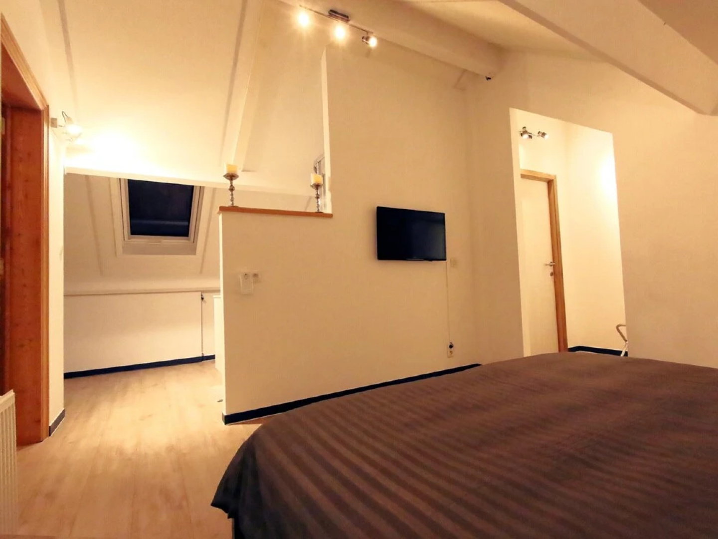 Apartment with One Bedroom in Waterloo, with Wifi