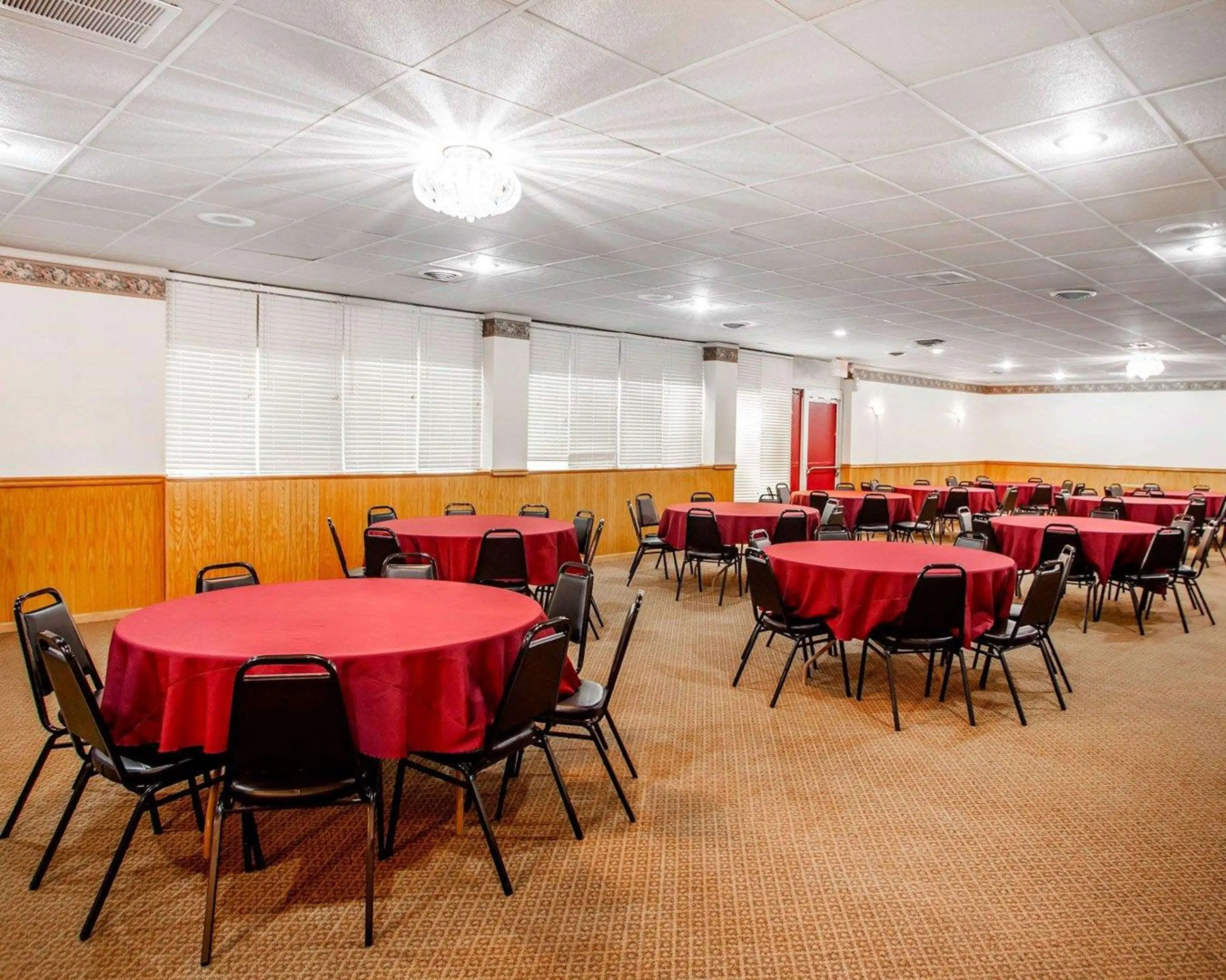 Econo Lodge Inn & Suites Newton