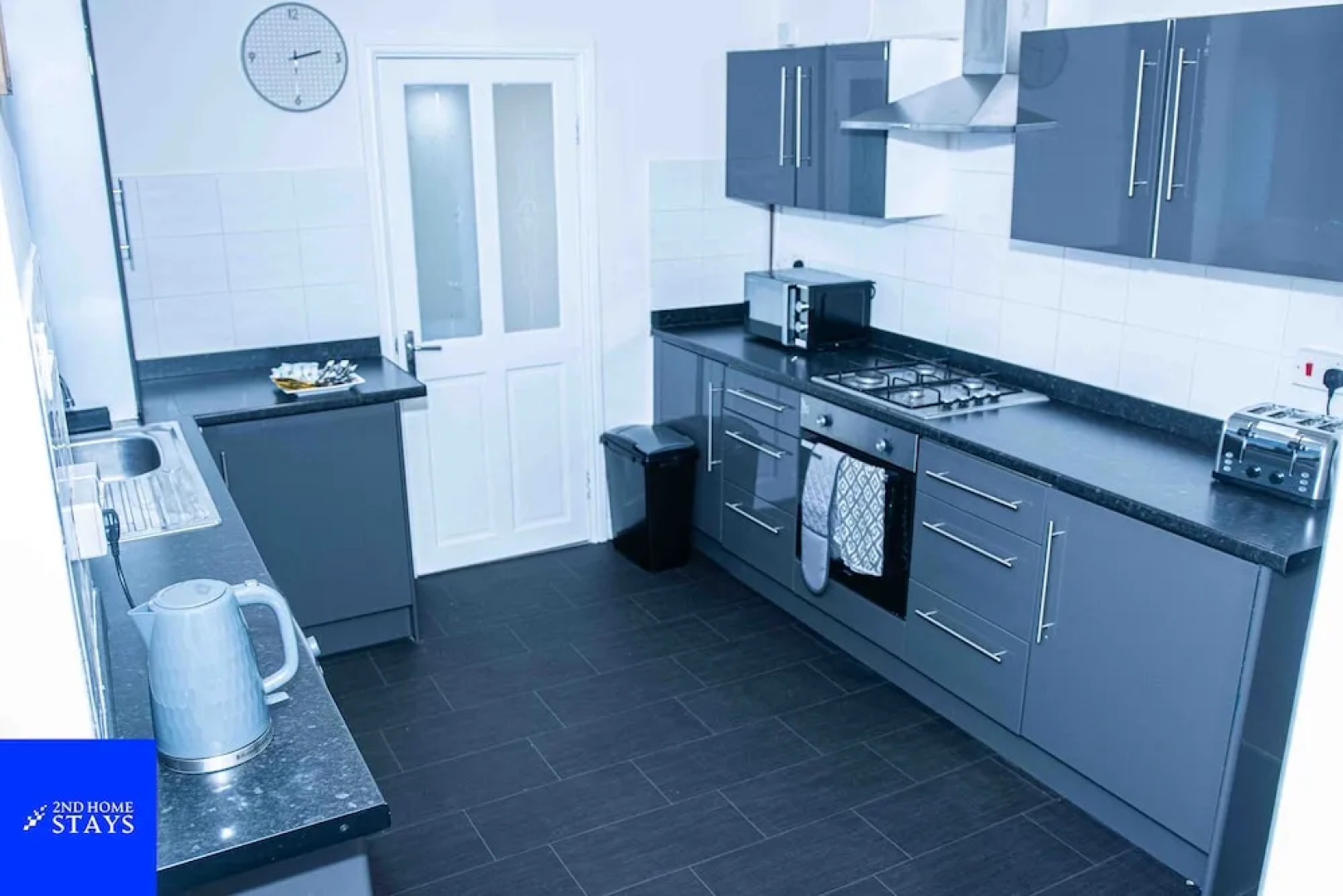 2ndhomestays -walsall- Charming 3-bedroom House