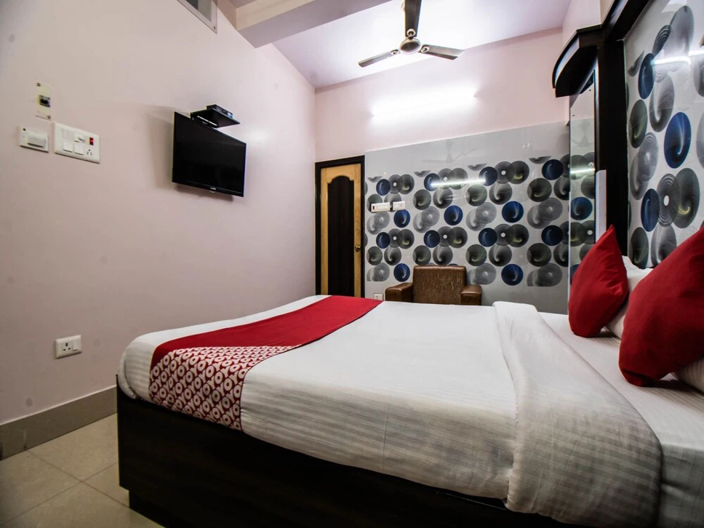 Hotel Double Tree Deluxe by OYO Rooms