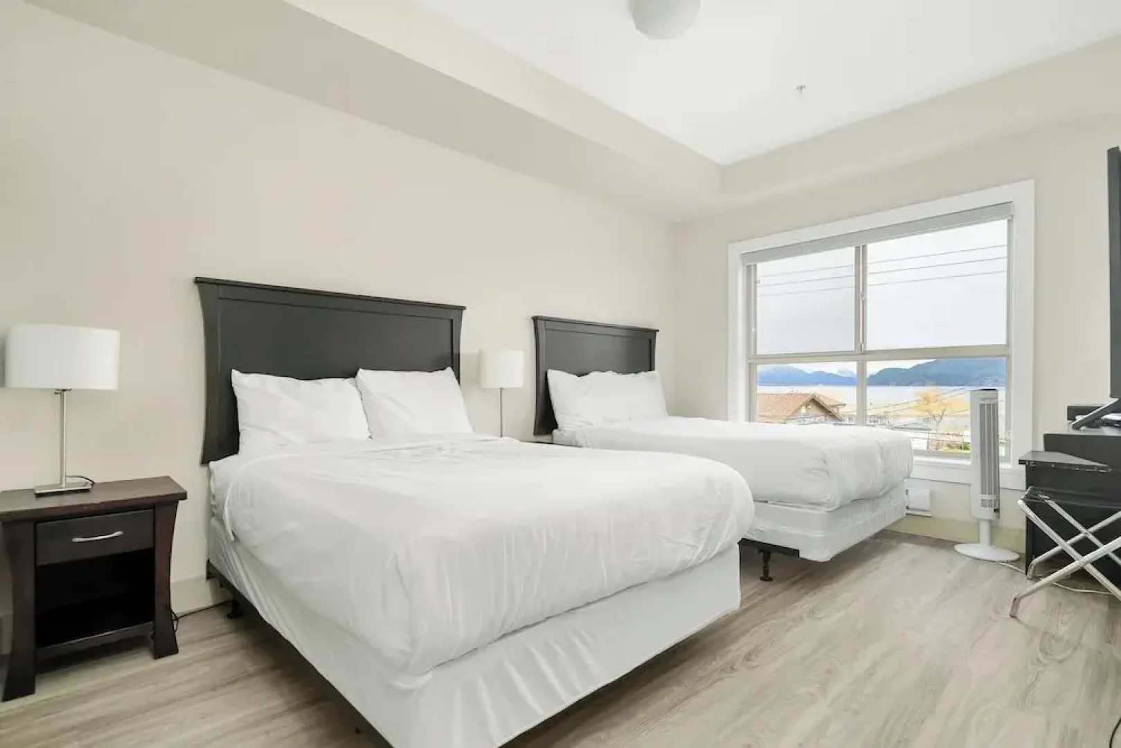 Lakefront Lux 2BR Symphony Of Comfort