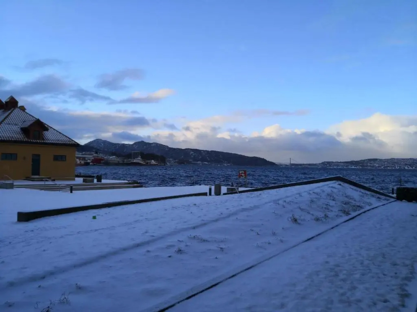 Eksklusiv & idyllisk leilighet i Sandvikensjøfront