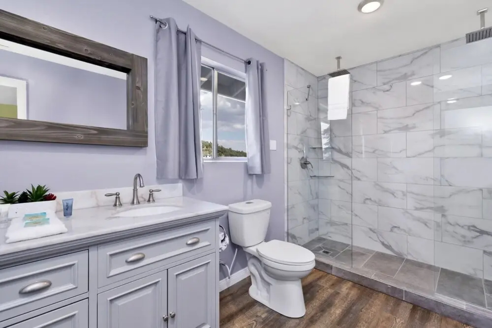 1900 - The Farmhouse Experience 4 Bedroom Home by RedAwning