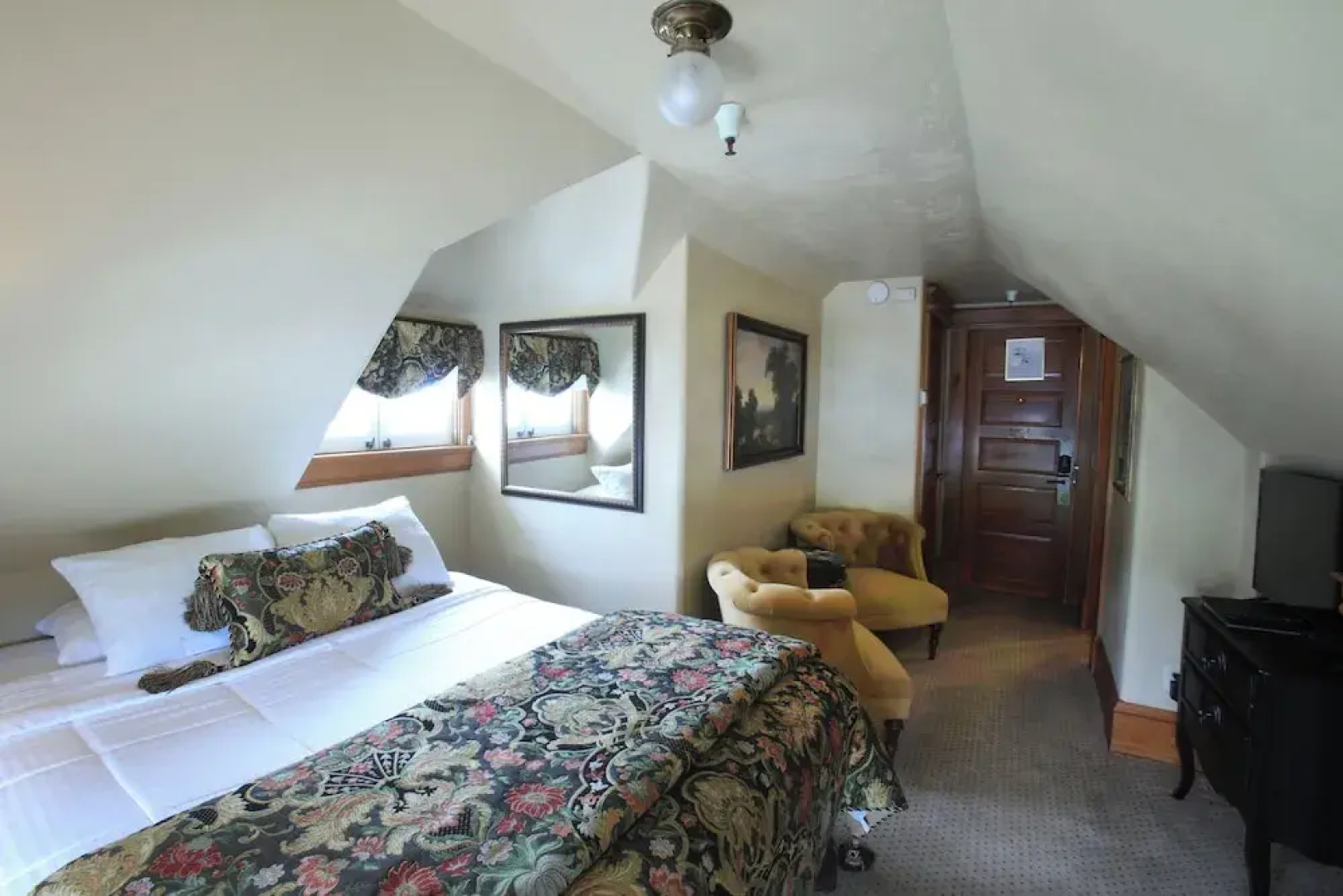 The Charles Pacific Grove - Artfully Designed Inclusive Inn