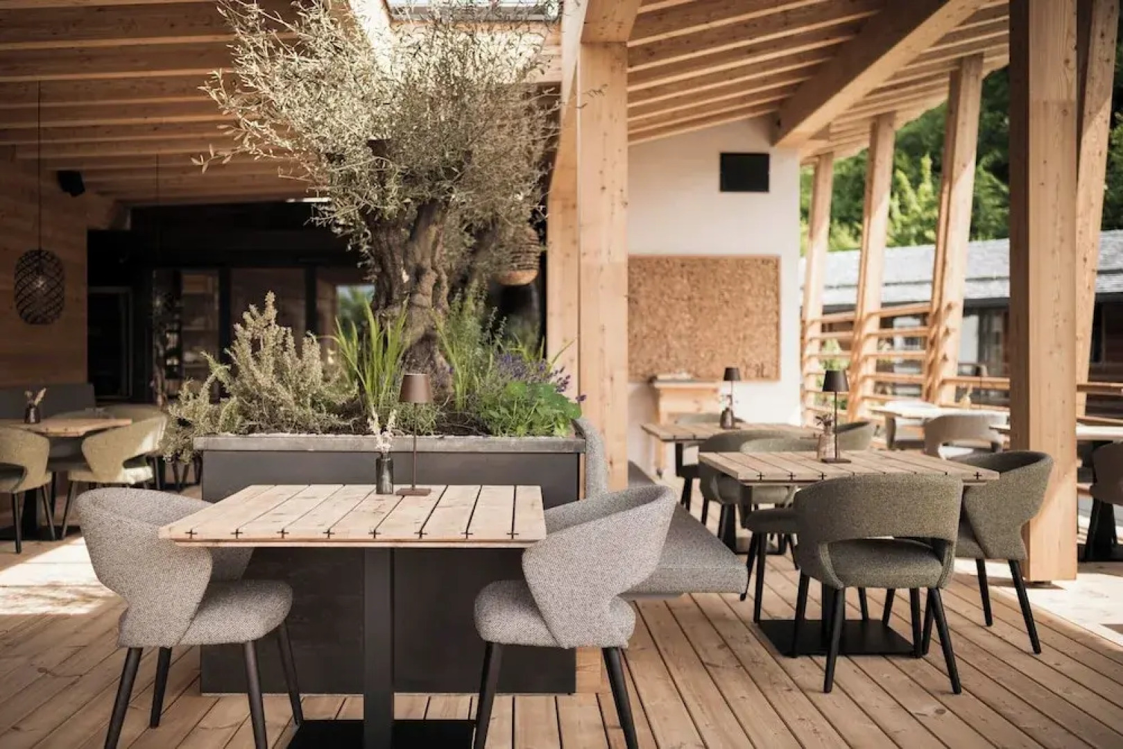 Presulis Hideaway Apartments & Restaurant