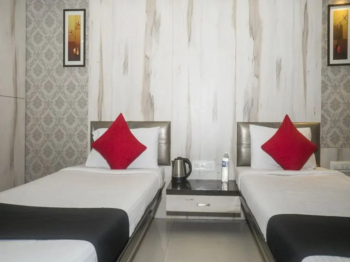 Super Townhouse OAK Regal Inn Near Sant Tukaram Nagar Metro Station
