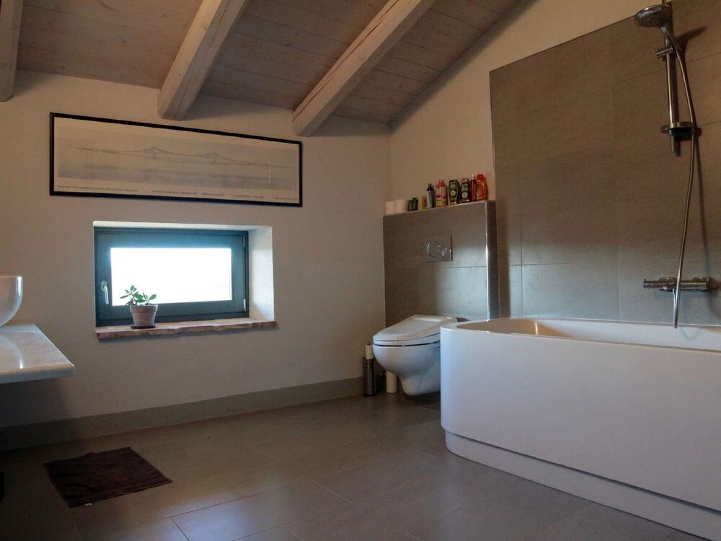 Detached Villa With Swimming Pool, in the Green Hills and Vineyards